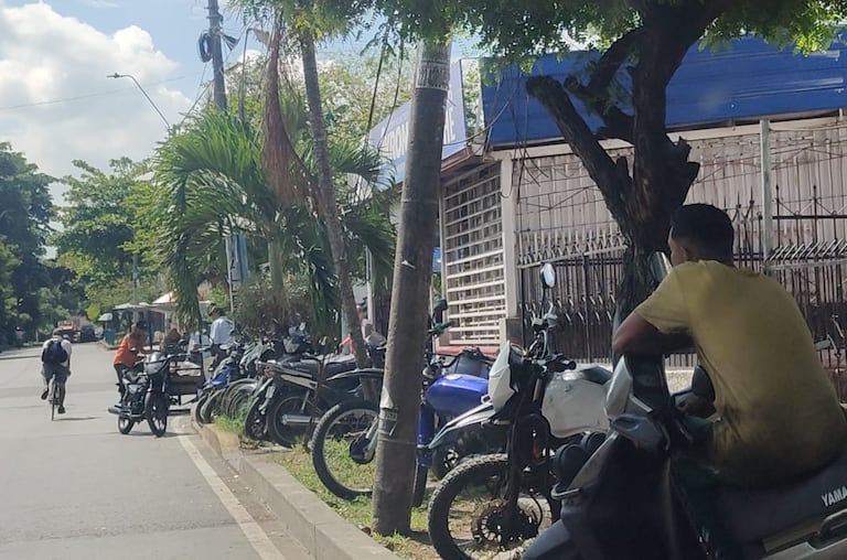 La comunidad pide controles a las autoridades por las presuntas afectaciones de movilidad y convivencia asociadas a este taller de motos.