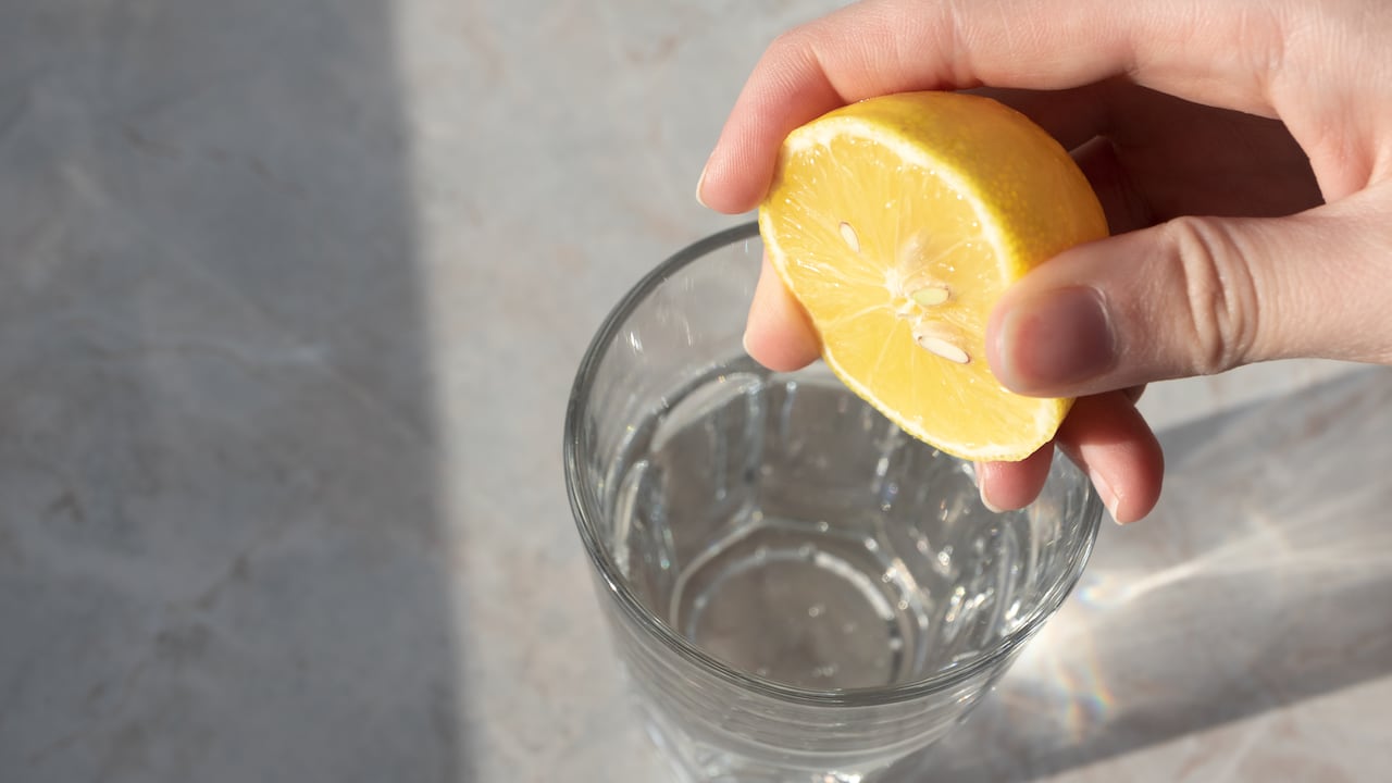 El limón desintoxica el cuerpo y es gran fuente de vitamina C