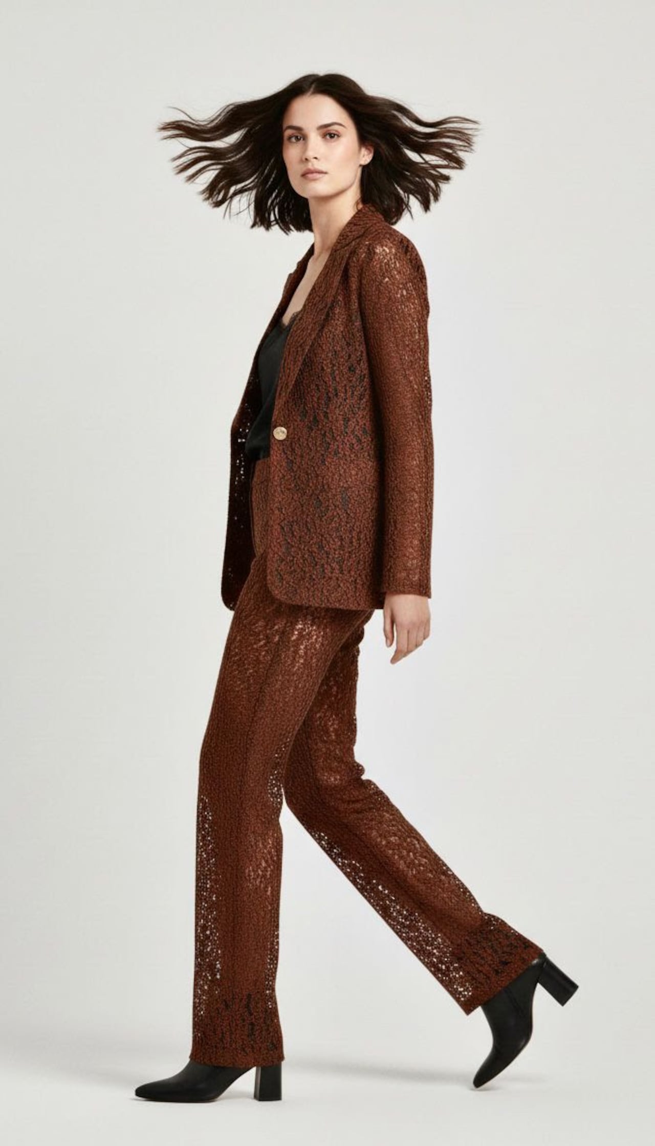 Karla Herrera cuenta con más de diez años de trayectoria en el lujo contemporáneo.