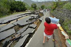 Las grietas en el km 59, en la vía Dagua-Loboguerrero, se acrecientan.