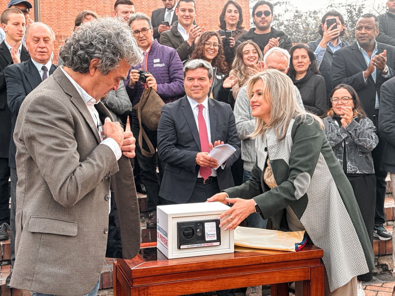 Sergio Fajardo y Edna Bonilla lideran iniciativa de recolección de firmas para defender la Constitución de 1991.