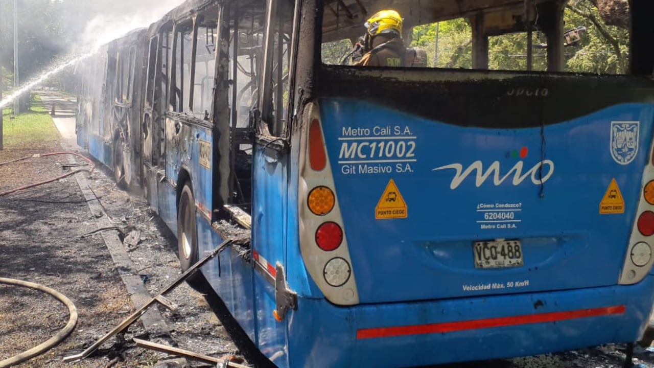 El bus fue incendiado por personas encapuchadas.