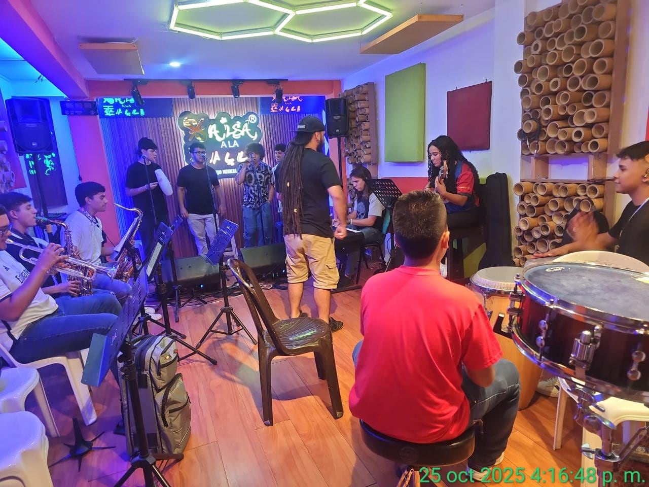 Jóvenes integrantes de K-Boom durante un ensayo, un espacio donde la formación musical va de la mano con la disciplina.