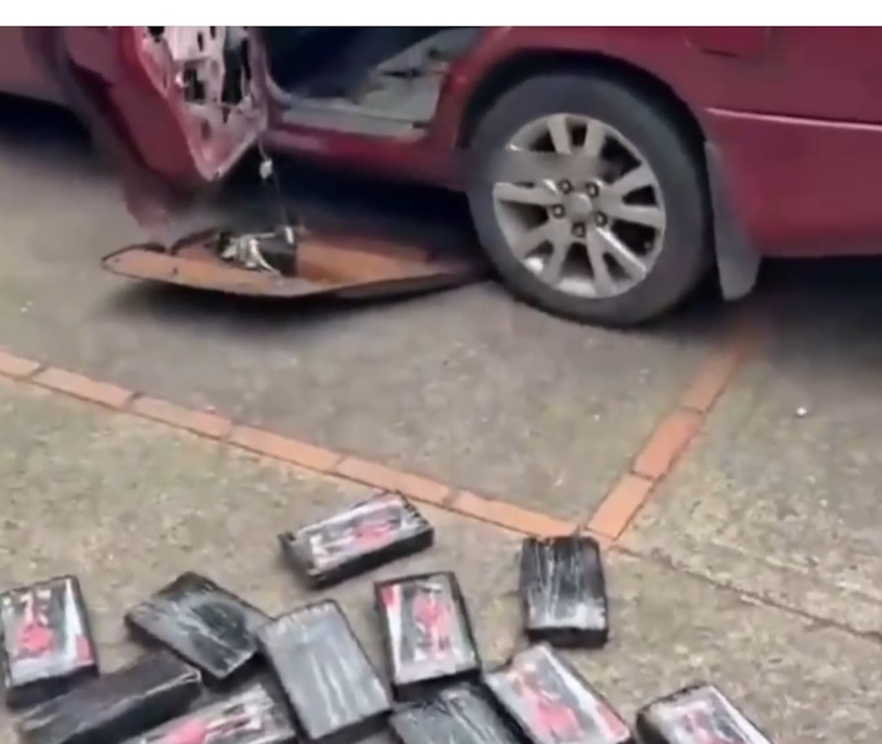 Uniformados de la Seccional de Tránsito y Transporte de la Policía Nacional incautaron cerca de 94 kilos de clorhidrato de cocaína ocultos en un vehículo particular sobre la vía Panamericana, en jurisdicción de Santander de Quilichao.