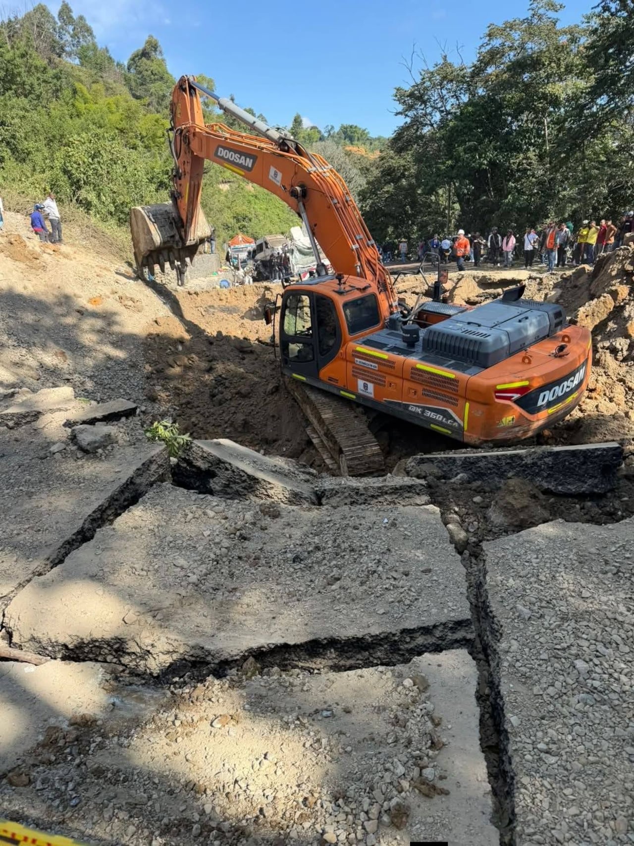 Ya hay maquinaria para la remoción de escombros y limpieza de la vía Panamericana en el sector donde ocurrió la activación de explosivos en el El Túnel Cajibío. Operarios de la concesionaria Nuevo Cauca realizan la labor.