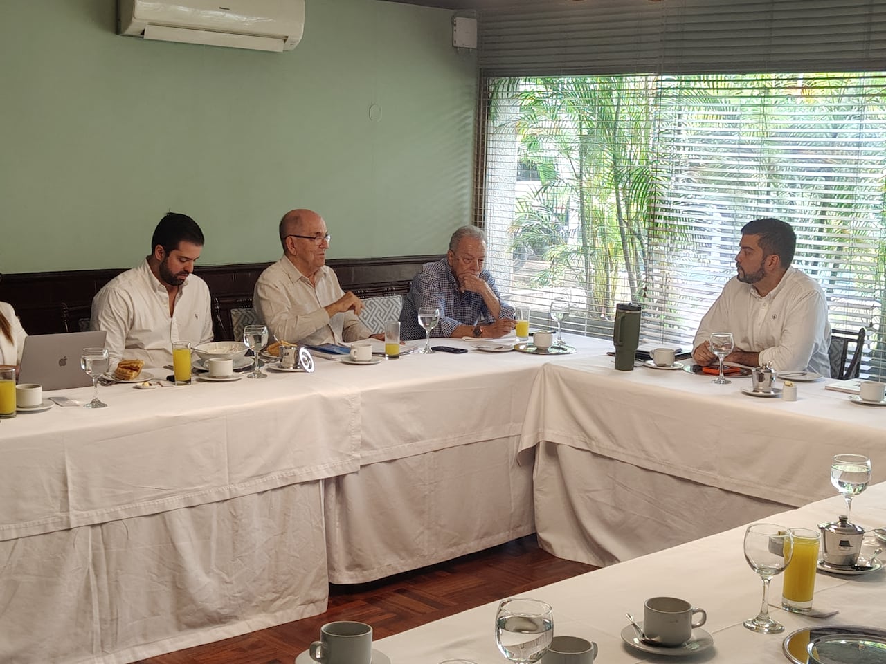 Comite de seguridad con expertos en seguridad de los sectores empresarial, social y privado.