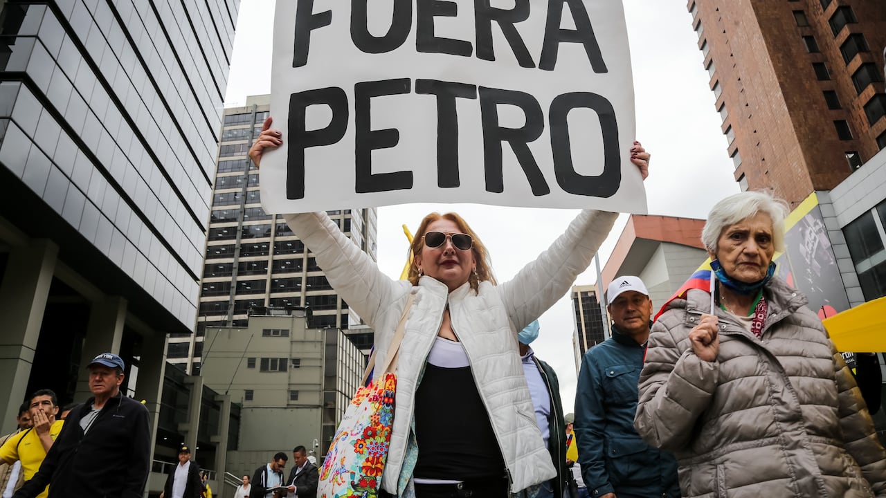 Marcha de la oposición en contra del gobierno de Gustavo Petro.