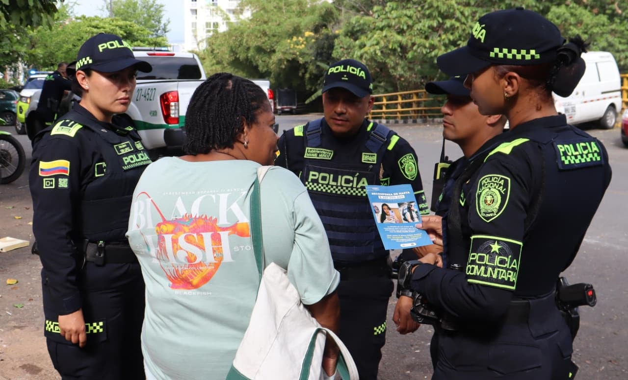 La Policía Nacional distribuye volantes en distintos sectores de Cali para incentivar el suministro de información que permita esclarecer el caso de María Camila Potosí.