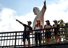 Por medio de un recorrido guiado, 30 personas, entre locales y extranjeras, se convirtieron en las primeras en visitar el Ecoparque Cristo Rey, toda vez que la Alcaldía de Cali habilitara el ingreso, de manera gratuita y con inscripción previa.
La visita inició a las 12:00 del medio día y duró un poco más de 45 minutos. Para poder acceder, los visitantes realizaron de manera anticipada un registro obligatorio, que fue lo que les permitió recorrer las renovadas instalaciones del lugar. FOTOS RAÚL PALACIOS / EL PAÍS.