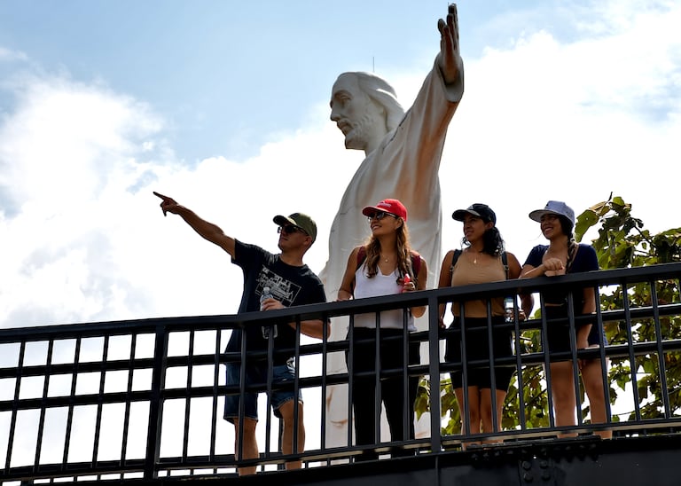 Por medio de un recorrido guiado, 30 personas, entre locales y extranjeras, se convirtieron en las primeras en visitar el Ecoparque Cristo Rey, toda vez que la Alcaldía de Cali habilitara el ingreso, de manera gratuita y con inscripción previa.
La visita inició a las 12:00 del medio día y duró un poco más de 45 minutos. Para poder acceder, los visitantes realizaron de manera anticipada un registro obligatorio, que fue lo que les permitió recorrer las renovadas instalaciones del lugar. FOTOS RAÚL PALACIOS / EL PAÍS.
