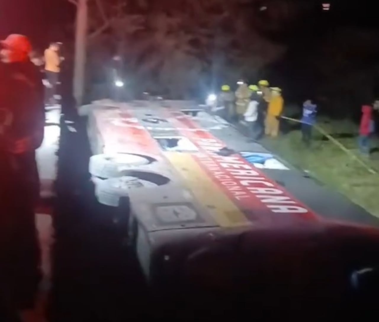 Las autoridades investigan las causas del accidente y verifican versiones sobre un presunto intento de robo previo a la emergencia.