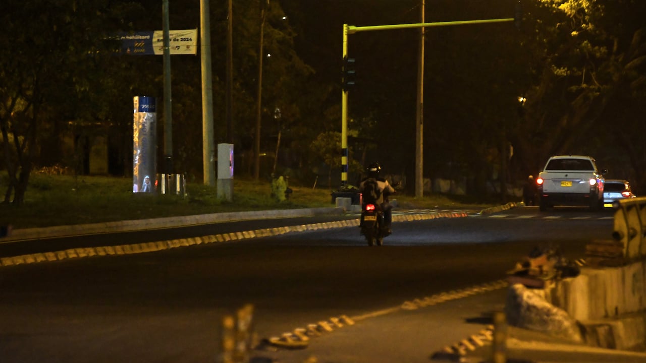 Cali: Informe autopista Simón Bolívar de noche, trancones, zonas oscuras e inseguras, mal estado de la malla vial. foto José L Guzmán. EL País