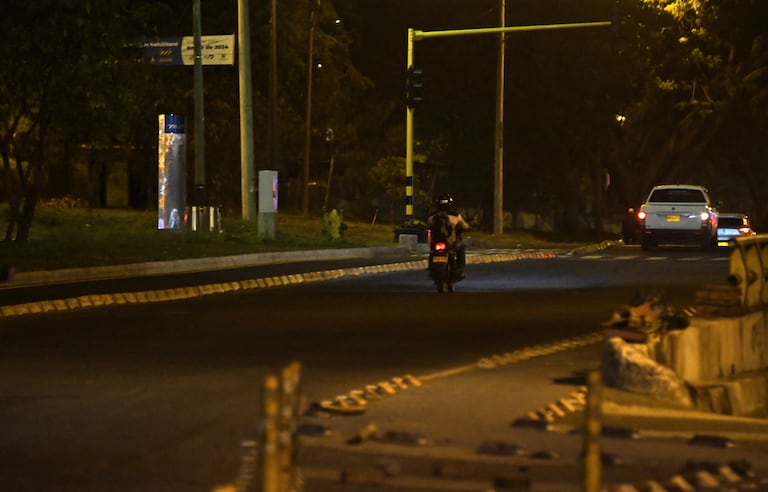 Cali: Informe autopista Simón Bolívar de noche, trancones, zonas oscuras e inseguras, mal estado de la malla vial. foto José L Guzmán. EL País