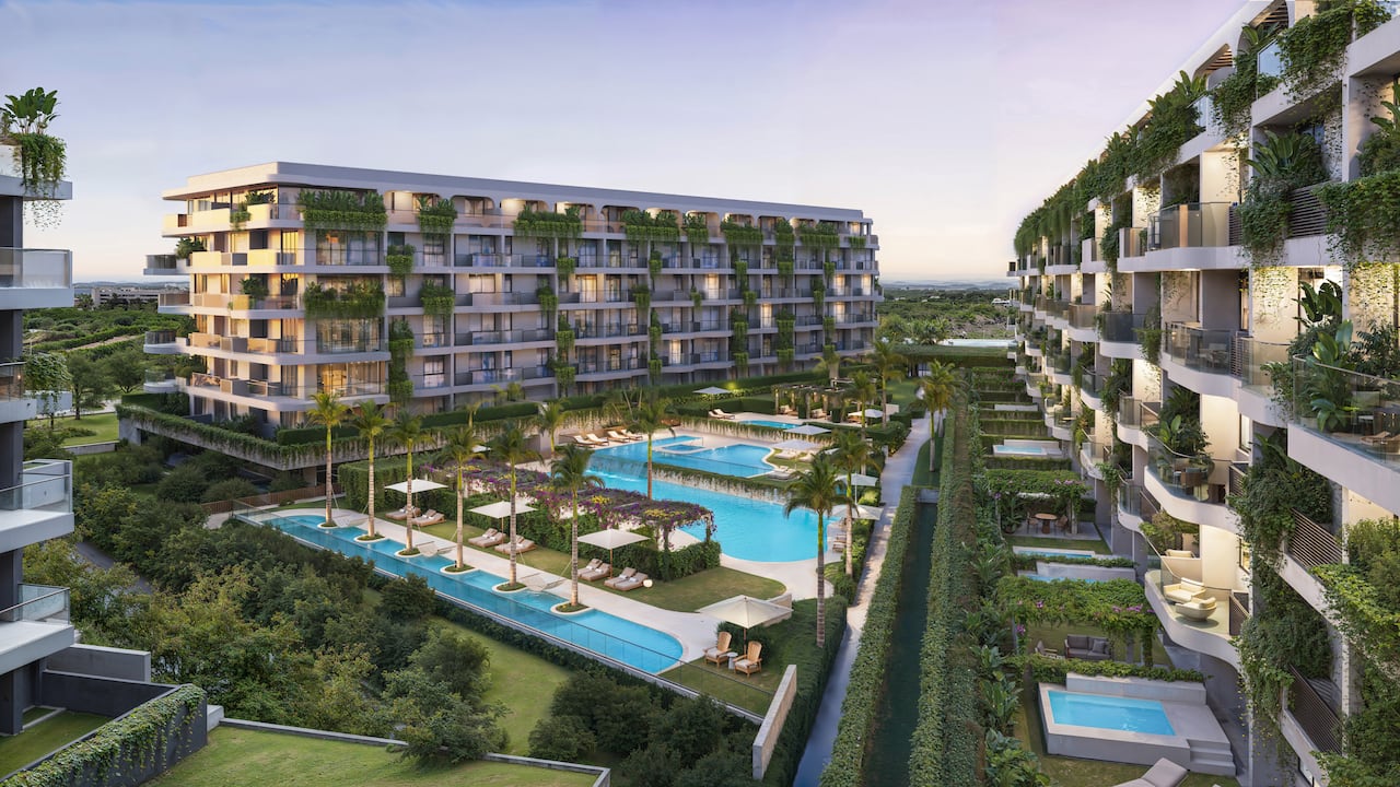 La propuesta residencial incorpora piscinas, jardines y espacios exteriores como parte de su relación con el entorno de Serena del Mar.