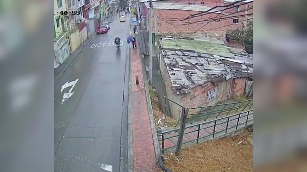 Momento del impacto de la llanta voladora.