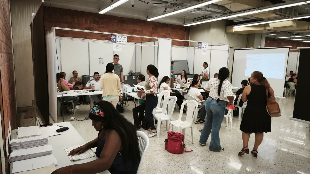 Proceso de escrutinio de votos en Cosmocentro, Cali. Fotos: Raúl Palacios, El País
