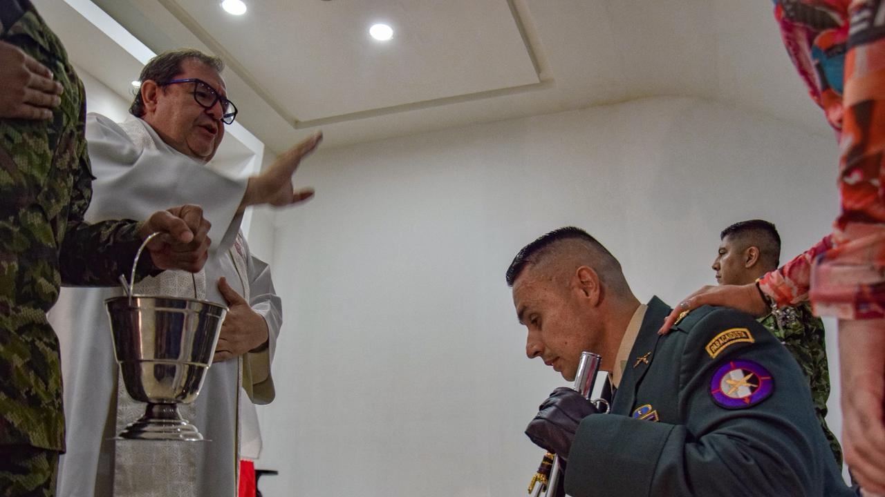 El coronel Óscar Darío Sarmiento Aristizábal recibe el mando de la Brigada de Apoyo de Acción Integral y Desarrollo No. 2 durante la ceremonia de reconocimiento de tropas celebrada en Cali. El oficial cuenta con 27 años de experiencia en unidades militares desplegadas en algunos de los territorios más complejos del país