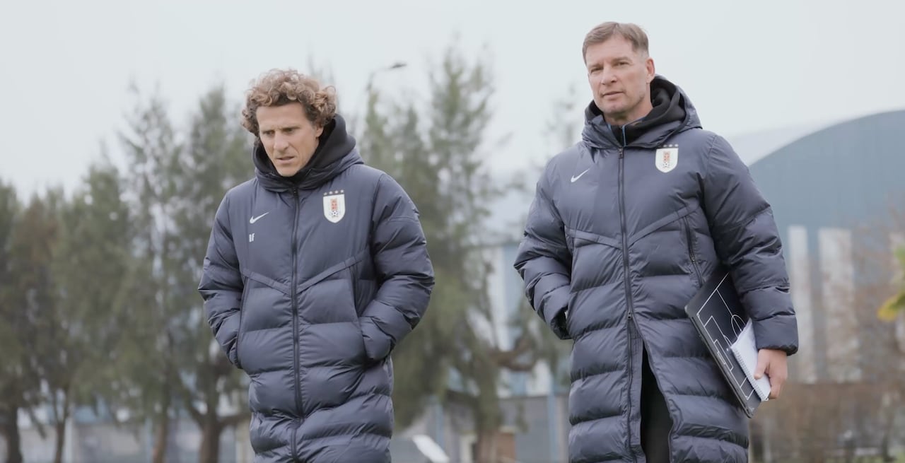 Diego Forlan (izq.), nuevo director técnico de la Selección de Uruguay.