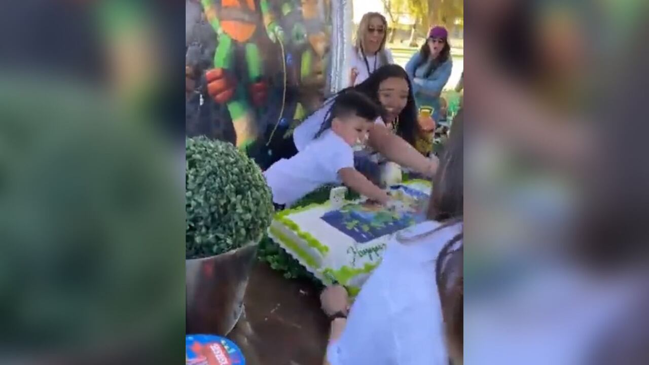 Los asistentes se rieron del comportamiento del niño.