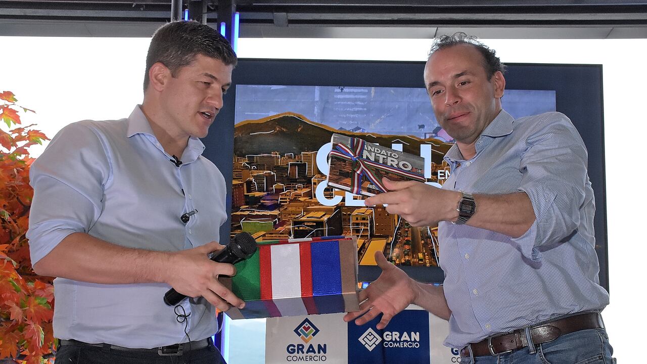 Los Comerciantes del Centro de Cali, le hicieron entrega de un manual de peticiones denominado "Mandato Centro" al Alcalde Alejandro Eder.