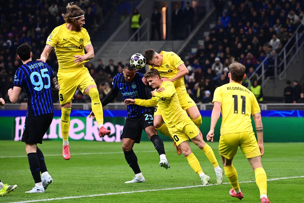 El defensa suizo #25 del Inter de Milán, Manuel Akanji (3i), cabecea el balón disputado por el centrocampista noruego #20 del Bodo/Glimt, Fredrik Sjovold, y el delantero noruego #26 del Bodo/Glimt, Hakon Evjen (2d), durante el partido de vuelta de la eliminatoria de la UEFA Champions League entre el Inter de Milán y el Bodo/Glimt en el estadio San Siro de Milán, en el norte de Italia, el 24 de febrero de 2026. (Foto de PIERO CRUCIATTI / AFP)