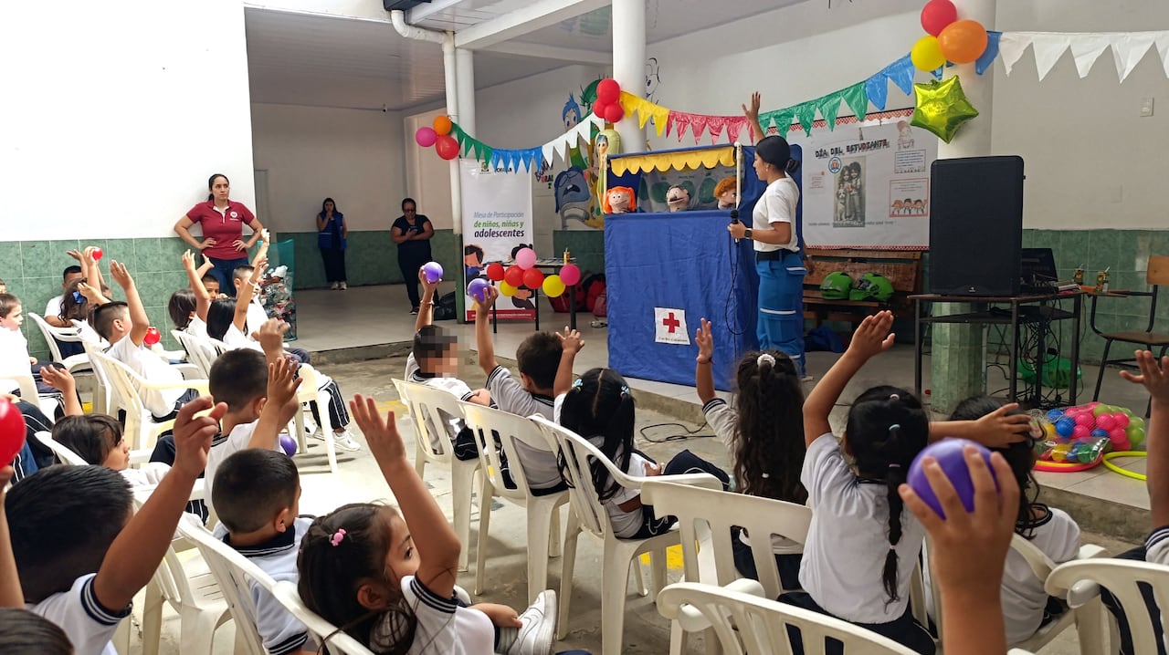 Las actividades denominadas Entornos Seguros brindan conocimientos básicos de protección y prevención a los niños, niñas y jóvenes de la ciudad por medio de espacios recreativos.