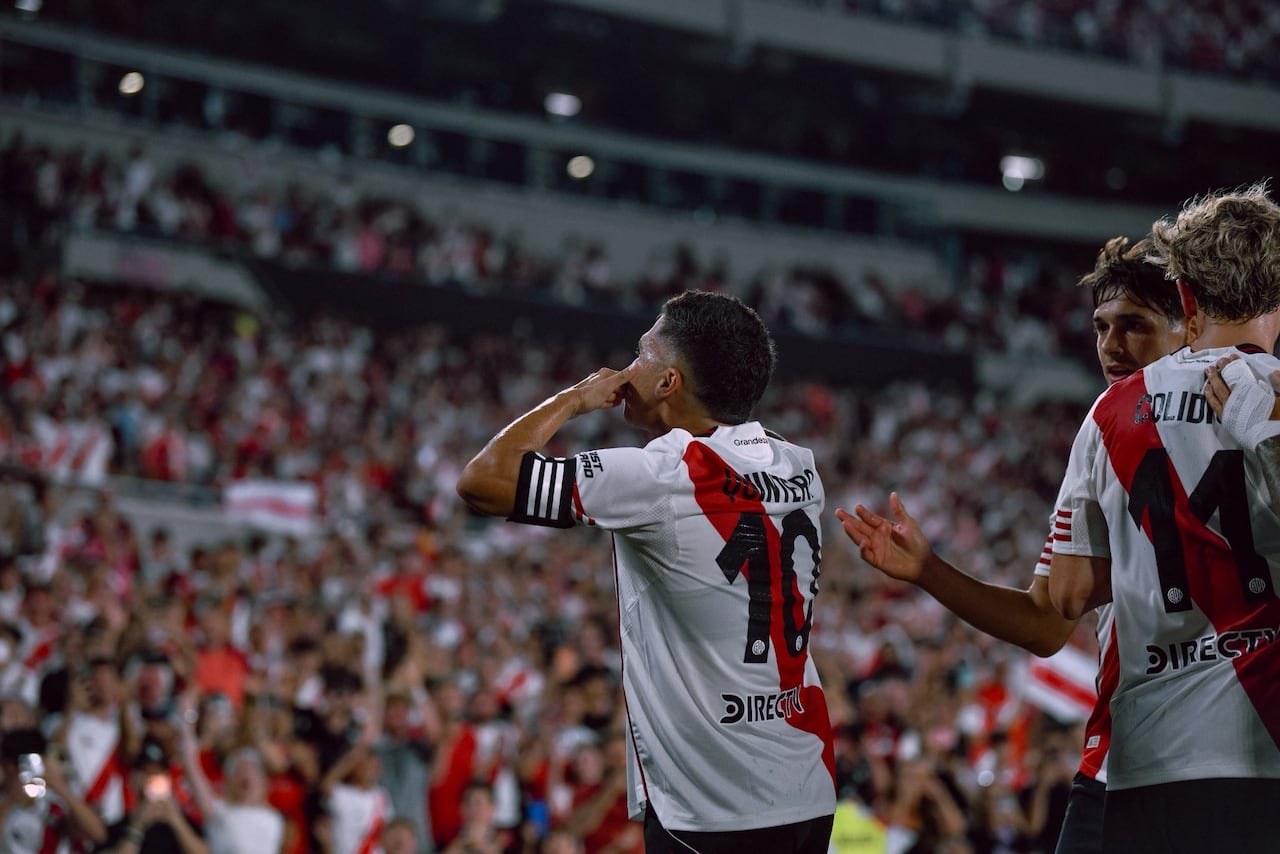 Juan Fernando Quintero (10) celebra su gol con River Plate en la Liga de Argentina.