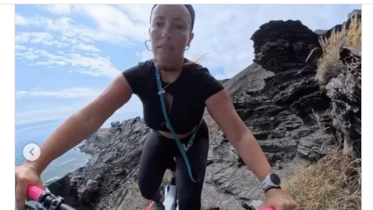 Mujer casi cae al precipicio luego de perder el control en su bicicleta.
