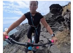 Mujer casi cae al precipicio luego de perder el control en su bicicleta.