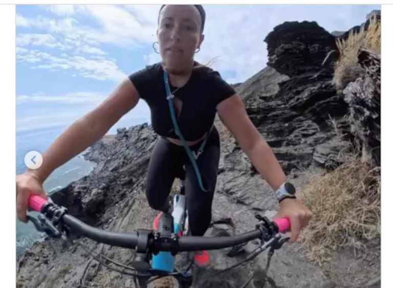 Mujer casi cae al precipicio luego de perder el control en su bicicleta.