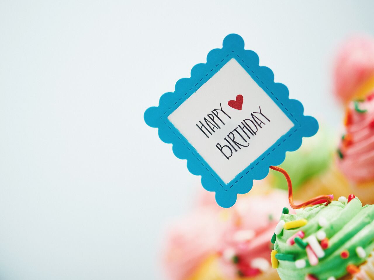 Una lluvia de buenos deseos en estas frases e imágenes de cumpleaños.