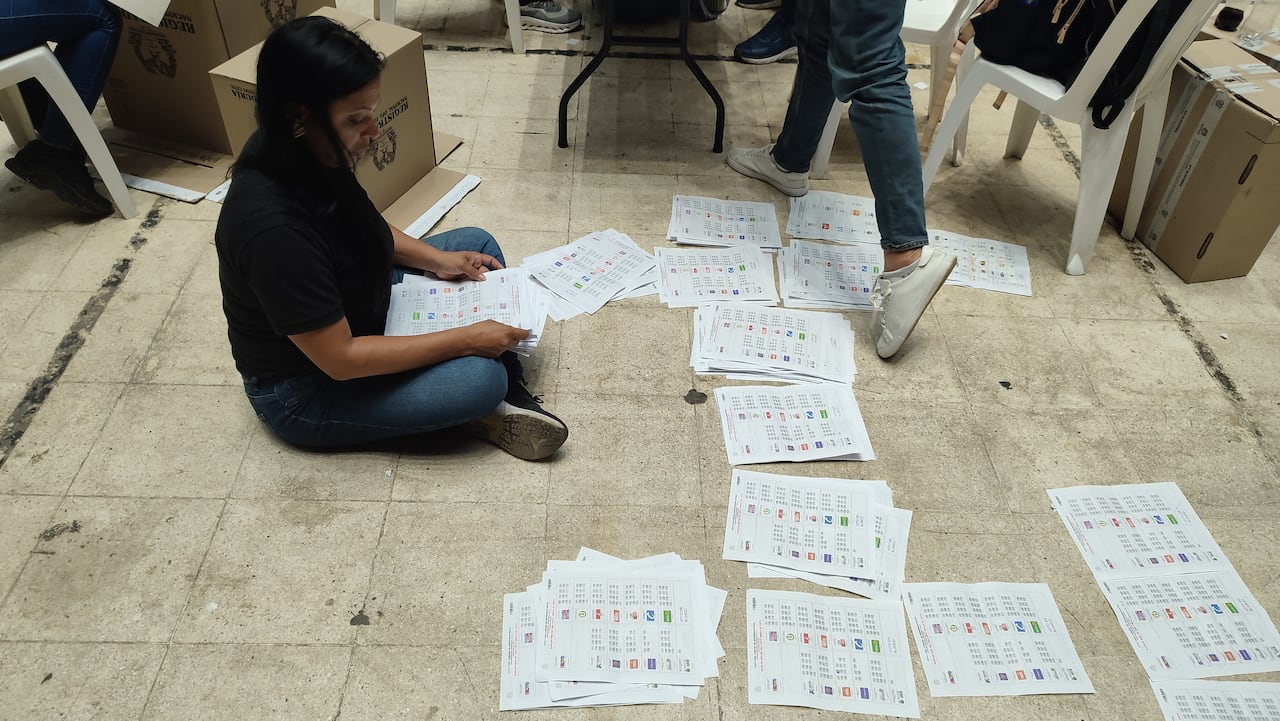 Elecciones legislativas 2026 conteo de votos en el coliseo del pueblo Cali