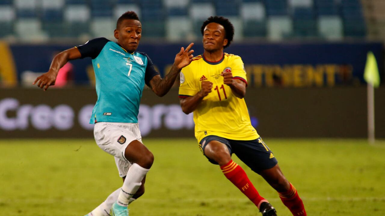 CUIABA, BRAZIL - JUNE 13: Pervis Estupiñan of Ecuador competes for the ball with Juan Cuadrado of Colombia during a Group B match between Ecuador and Colombia at Arena Pantanal on June 13, 2021 in Cuiaba, Brazil. (Photo by Miguel Schincariol/Getty Images)