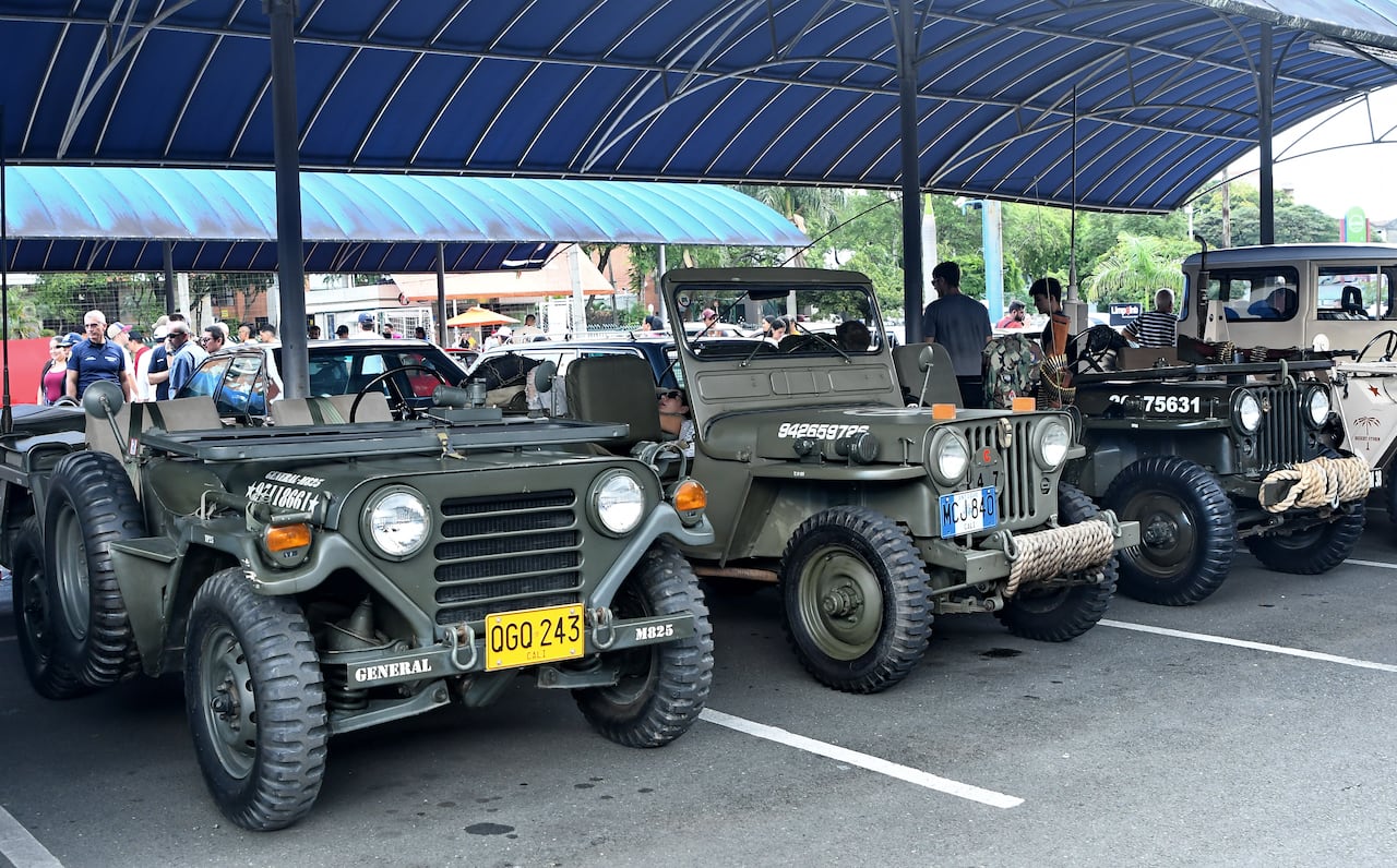 Exposición de autos antiguos de 11. AM . A 6. PM en jumbodel norte al lado de chipichape en Cali / Dic 27 de 2023 / Foto Wirman Rios , EL PAIS