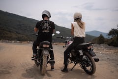 Colombia en movimiento, una colección limitada que celebra el espíritu del motociclismo y la moda contemporánea.