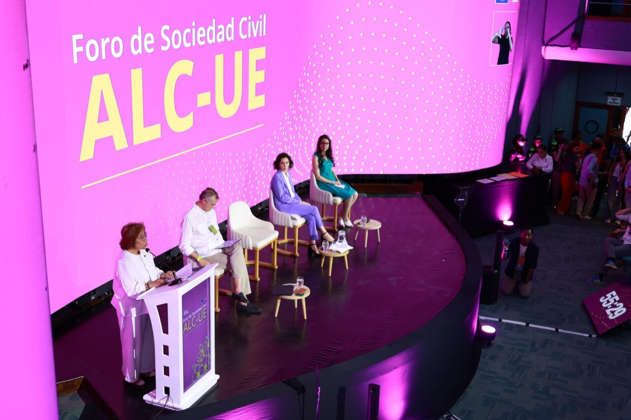 Canciller Rosa Villavicencio; la comisaria europea de Igualdad, Preparación y Gestión de Crisis, Hadja Lahbib, y la representante del Foro Global de la juventud, Andrea Remes