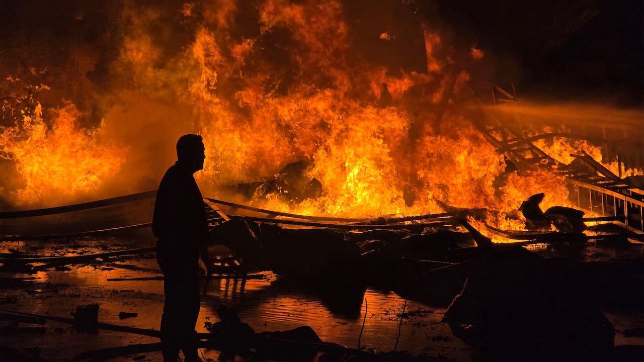 Las fuerzas de defensa civil intentan extinguir un incendio que estalló después del bombardeo israelí en un parque solar y una instalación de generación de electricidad en la ciudad costera de Tiro, en el sur del Líbano, el 4 de marzo de 2026.