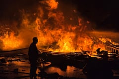Las fuerzas de defensa civil intentan extinguir un incendio que estalló después del bombardeo israelí en un parque solar y una instalación de generación de electricidad en la ciudad costera de Tiro, en el sur del Líbano, el 4 de marzo de 2026.
