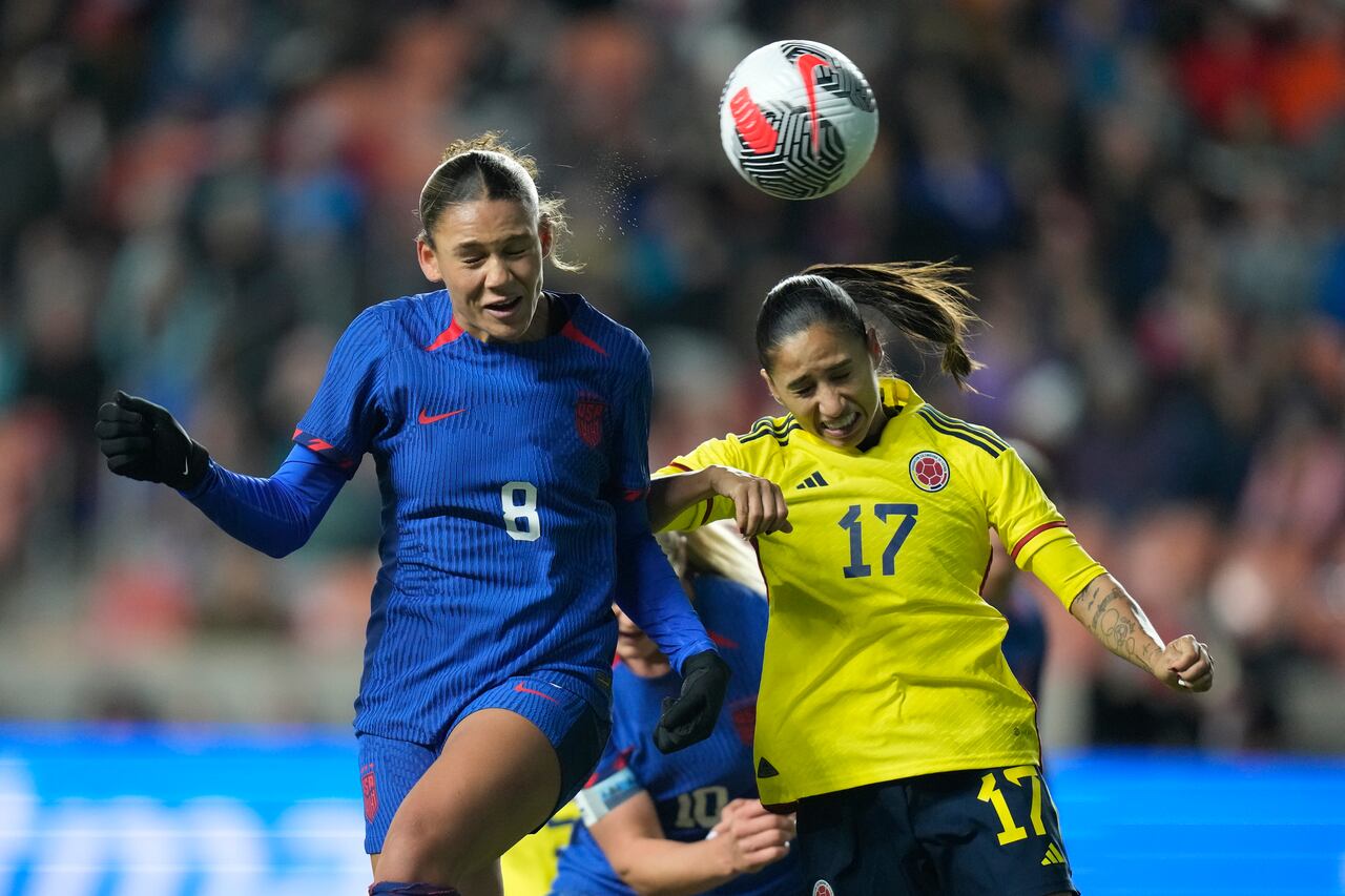 La delantera estadounidense Trinity Rodman cabecea el balón mientras la colombiana Carolina Arias (17) defiende durante la primera mitad de un partido amistoso internacional de fútbol el jueves 26 de octubre de 2023 en Sandy, Utah. (Foto AP/Rick Bowmer)