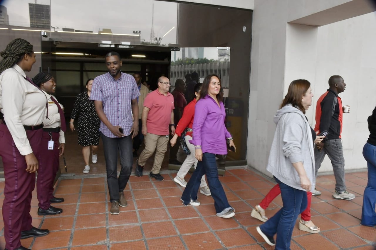 Ciudadanos y funcionarios públicos de Cali evacuaron las edificaciones para dirigirse a los puntos de encuentro establecidos durante el Simulacro Nacional de Emergencias.