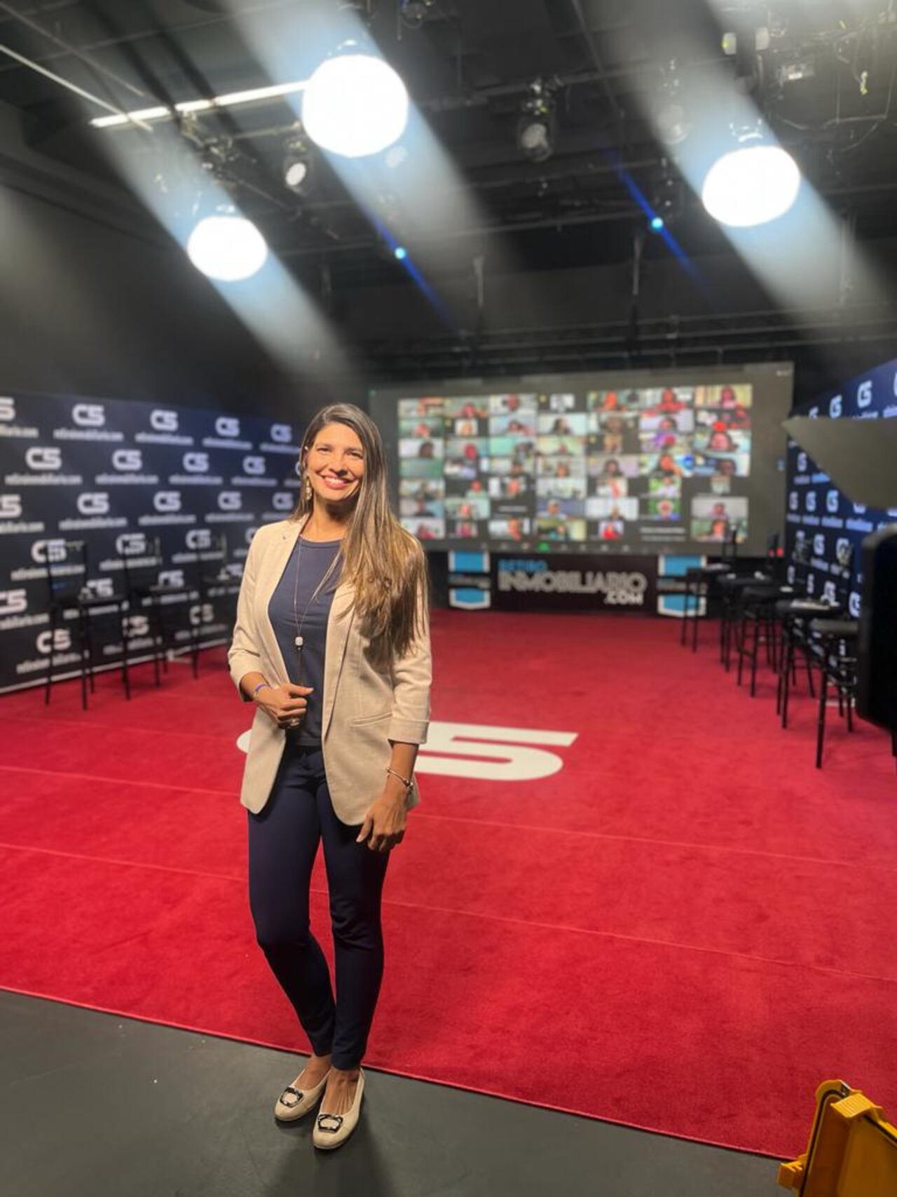 Junto a un equipo multidisciplinario, Jenny Serra brinda asesorías integrales a sus clientes en aspectos tributarios, legales y financieros.