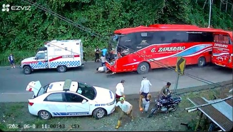 Un bus de transporte intermunicipal perteneciente a la cooperativa Germánico Zambrano arrolló a un grupo de personas, incluyendo paramédicos.