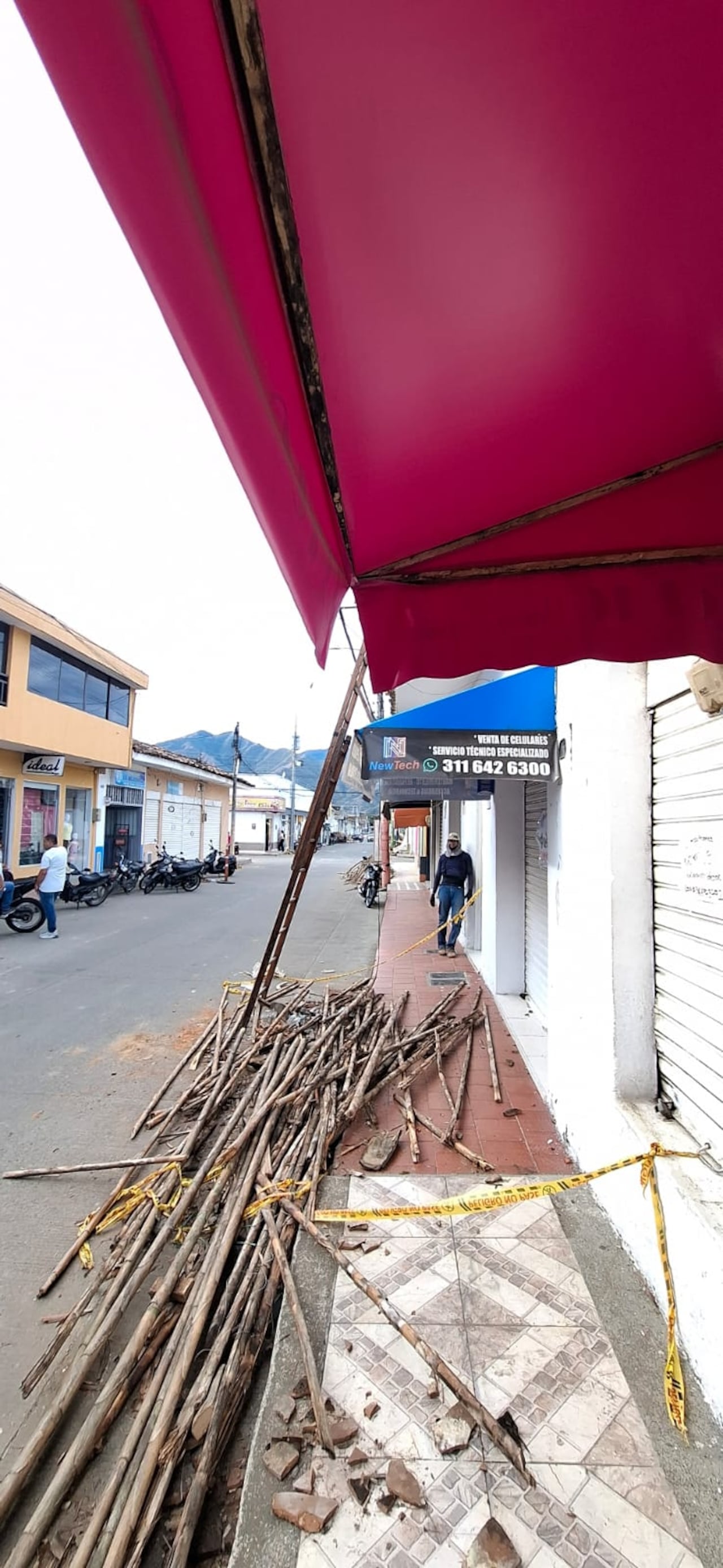 Ante la falta de infraestructura segura para arrendar, se multiplican por el pueblo los letreros de 'nos trasladamos' de los comerciantes que se vieron obligados a operar desde sus propias casas
.