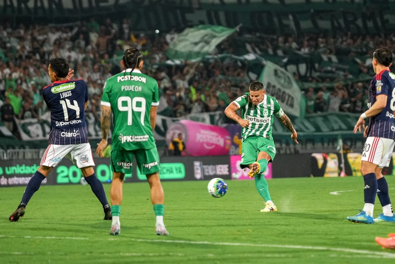 James Rodríguez patea el palon durante el partido entre Atlético Nacional y Junior de Barranquilla por la fecha 3 del segundo semestre de la Liga Colombiana 2026.