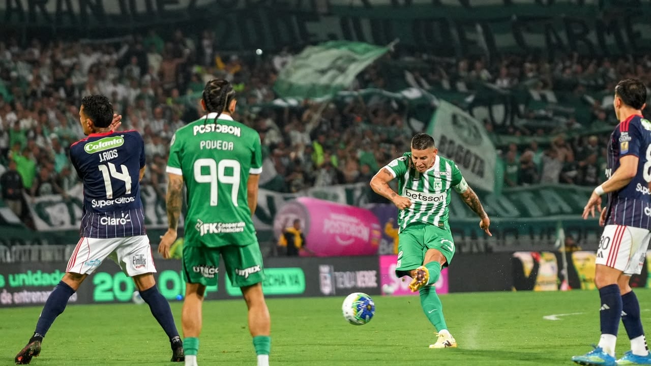 James Rodríguez patea el palon durante el partido entre Atlético Nacional y Junior de Barranquilla por la fecha 3 del segundo semestre de la Liga Colombiana 2026.