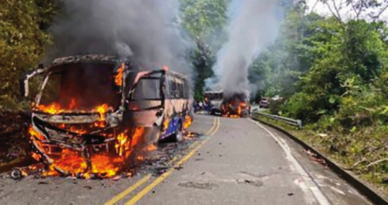 Tanto el ELN como el Clan del Golfo salen a quemar buses intermunicipales para crear pánico y zozobra entre la población. Asimismo, secuestran en retenes ilegales.