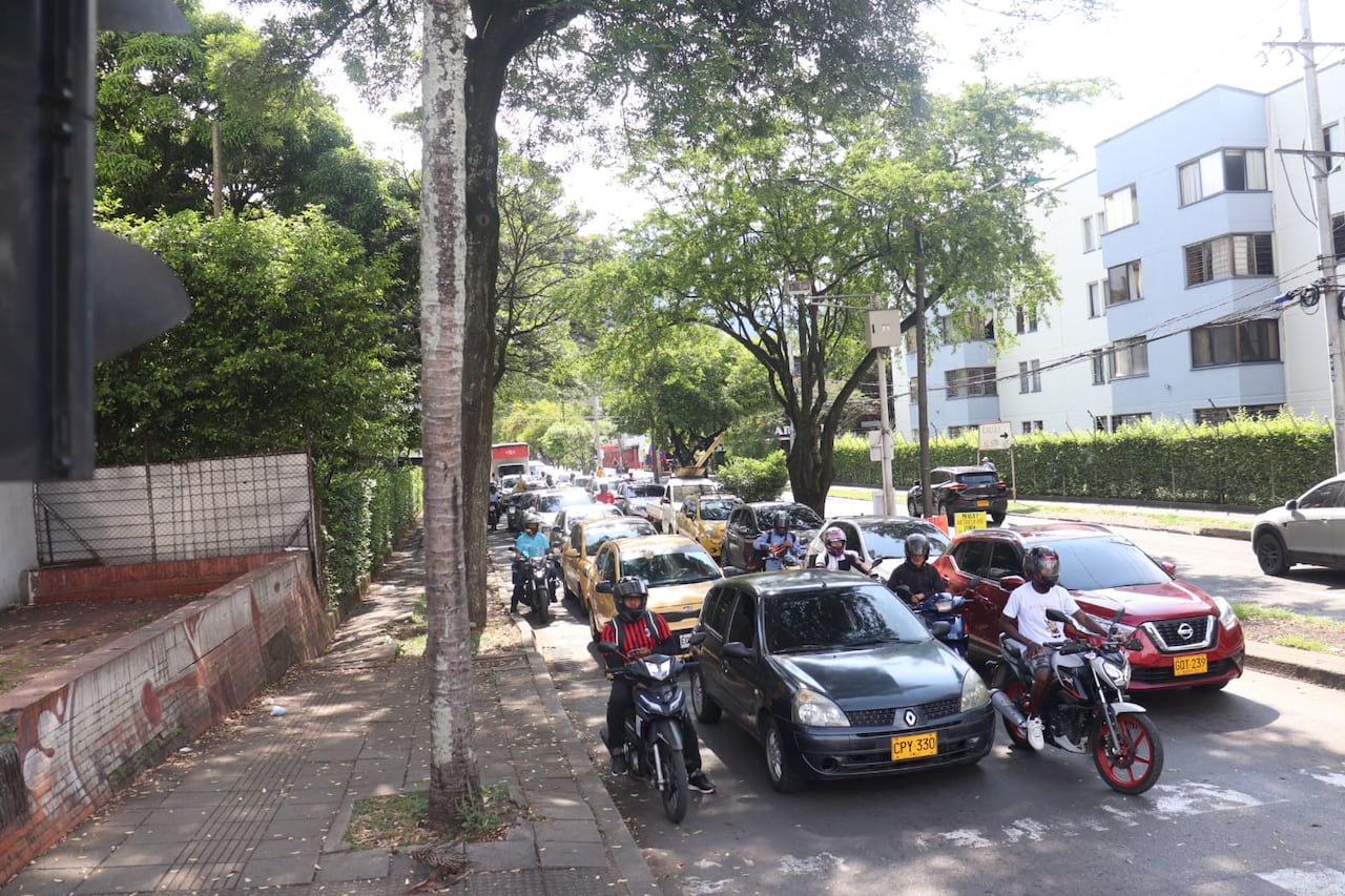La congestión en la Carrera 66 con Calle 5 aumenta en horas pico, pero en horas valle sigue presente.