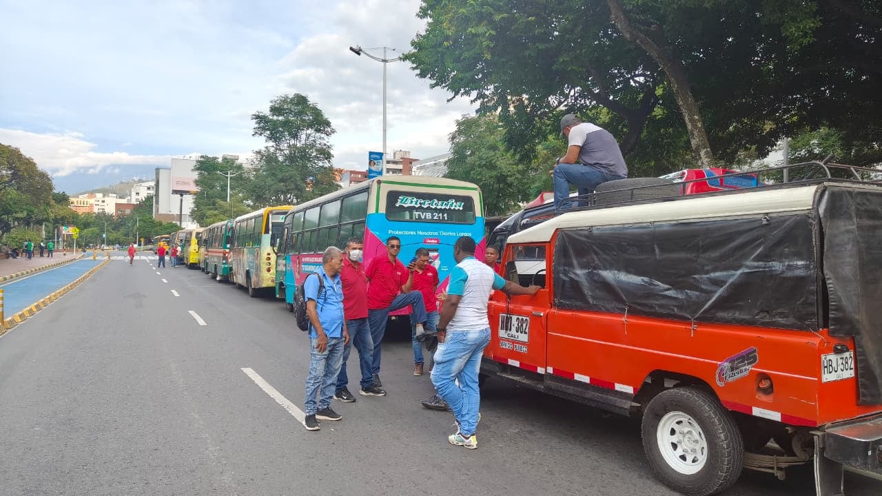 Agentes de tránsito realizaron monitoreo y control de movilidad mientras avanzan los cierres parciales y bloqueos en vías principales de Cali.