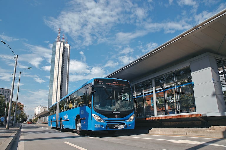 Bus del MIO en Cali, parte del sistema de transporte público de la ciudad.