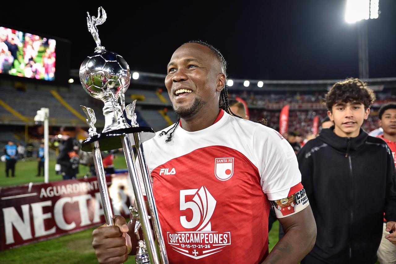 Hugo Rodallega con el trofeo de campeón de la Superliga Colombiana 2025.